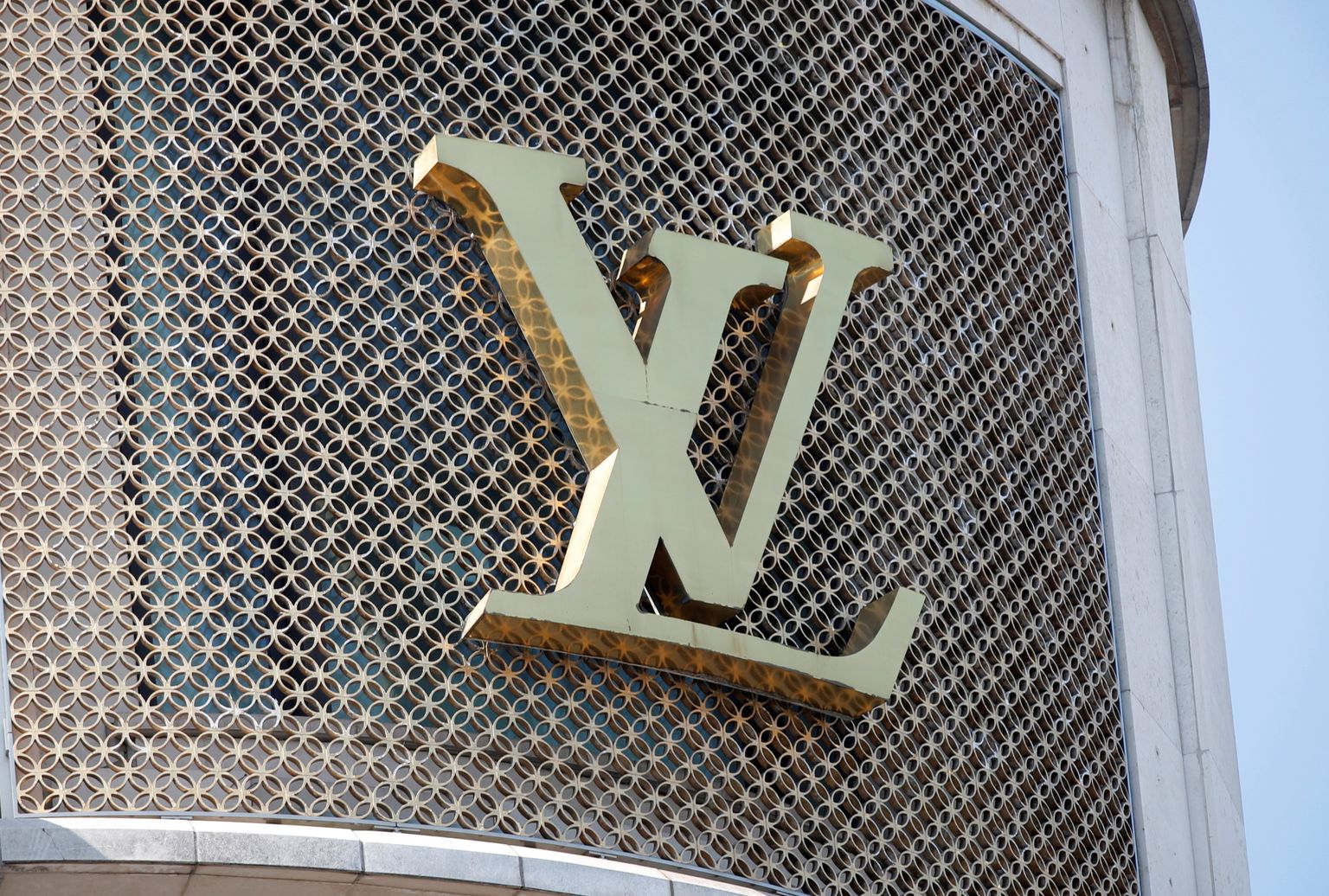 Moefirma Louis Vuittoni logo Pariisi Champs-Élysées' kauplusel