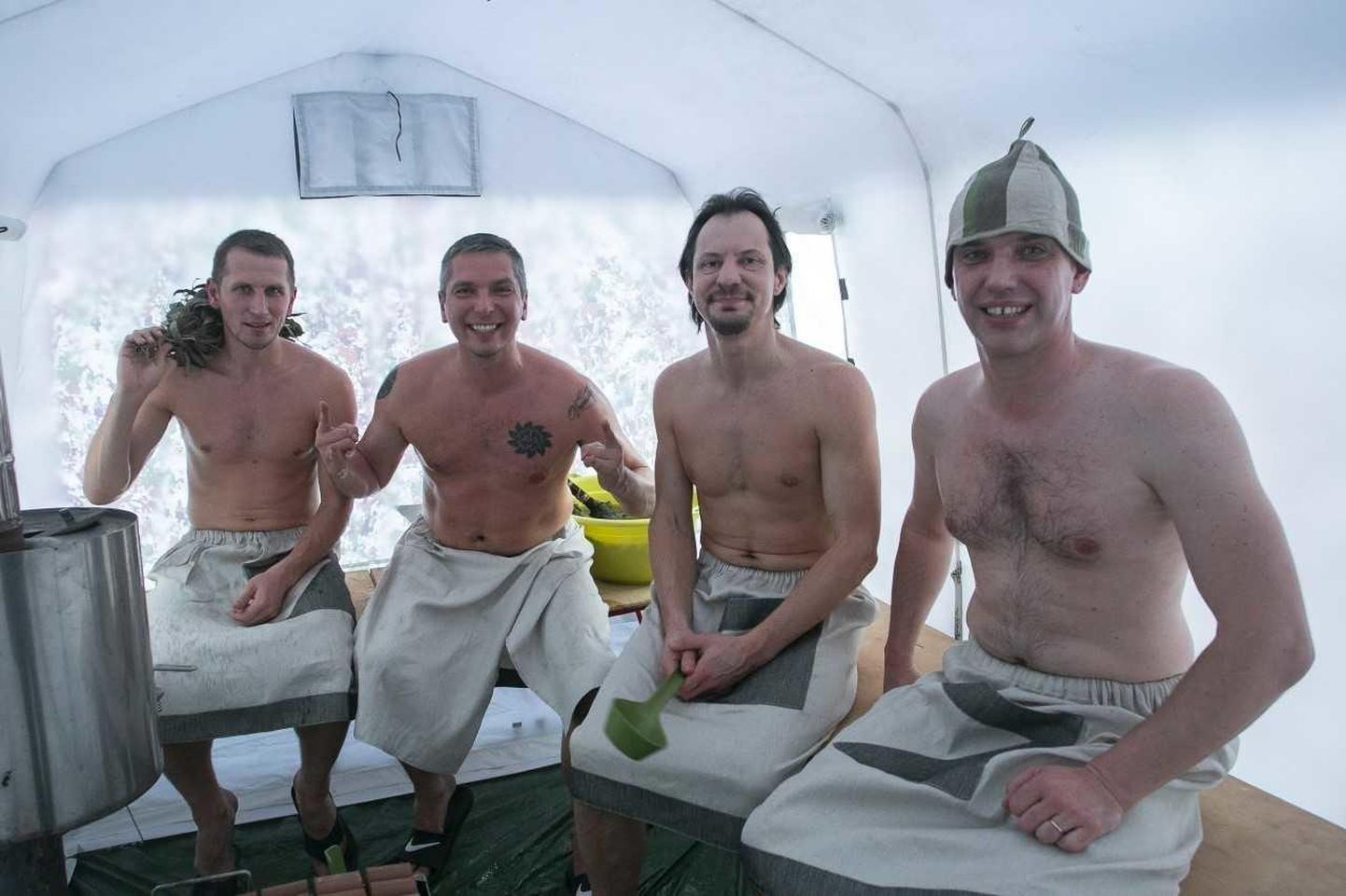 Pakaselisel aastavahetusel Rakveres Parkali tänaval toimunud saunafestivali eelsoojendus-peaproov. Vasakult Kristo Saage, Marko Torm, Indrek Saar, Gunnar Kotiesen.