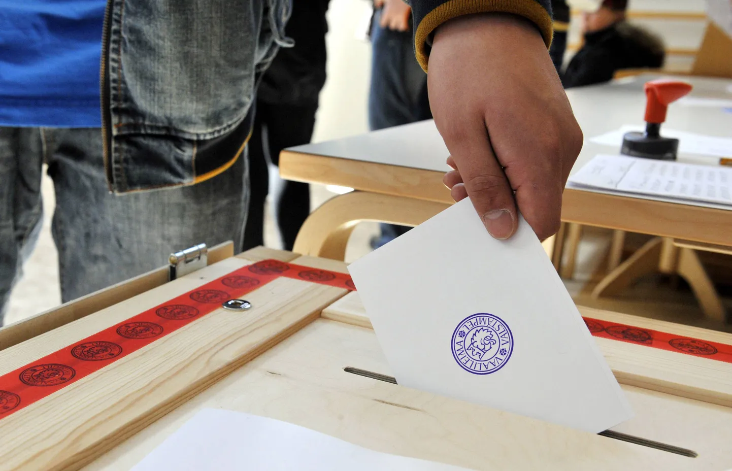 Soome kodanik pistab hääletussedeli valimiskasti.