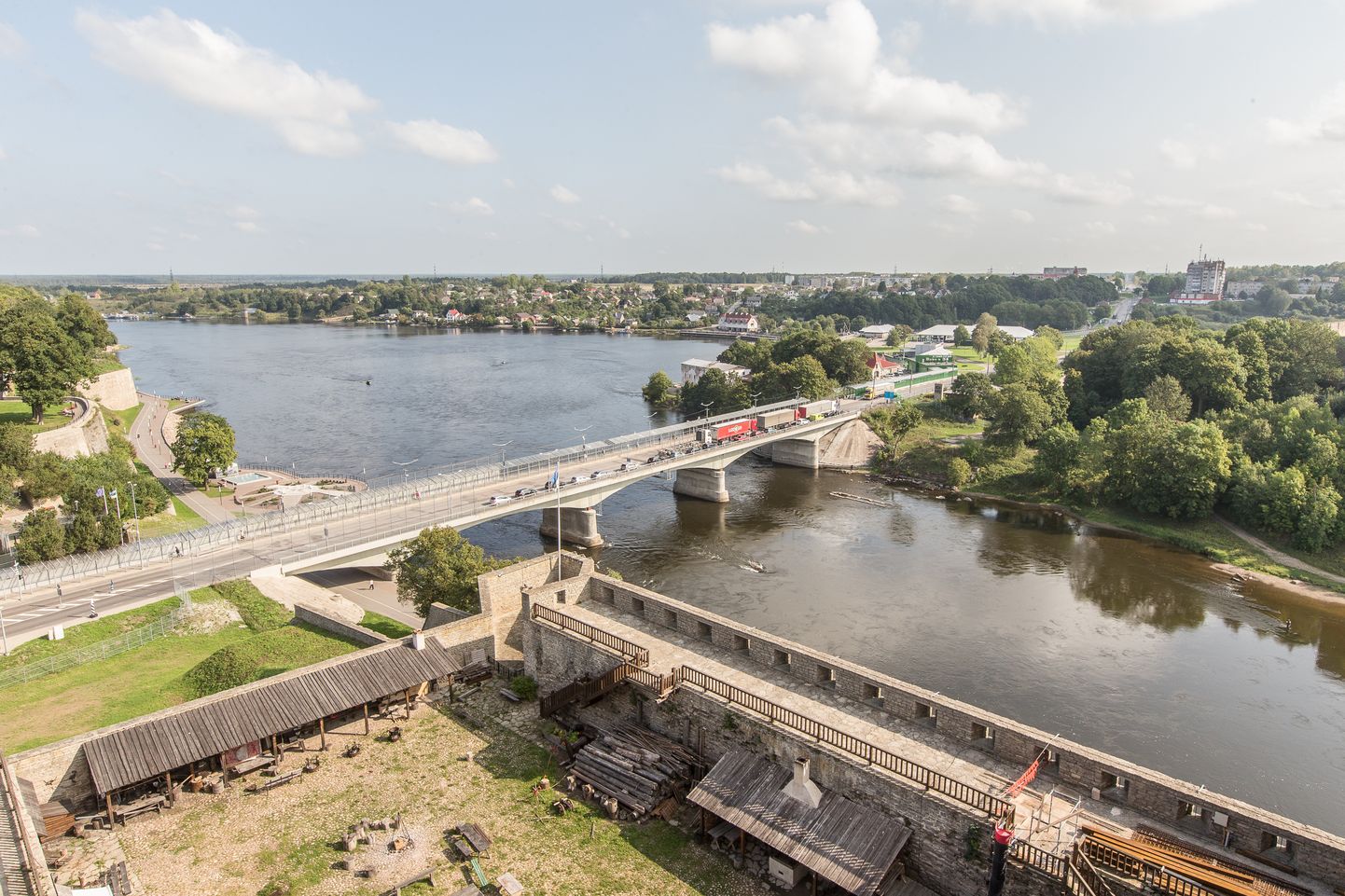 Sõpruse sild on praegu ainus sild Narva jõel, mida mööda autoga Eestist Venemaale pääseb.