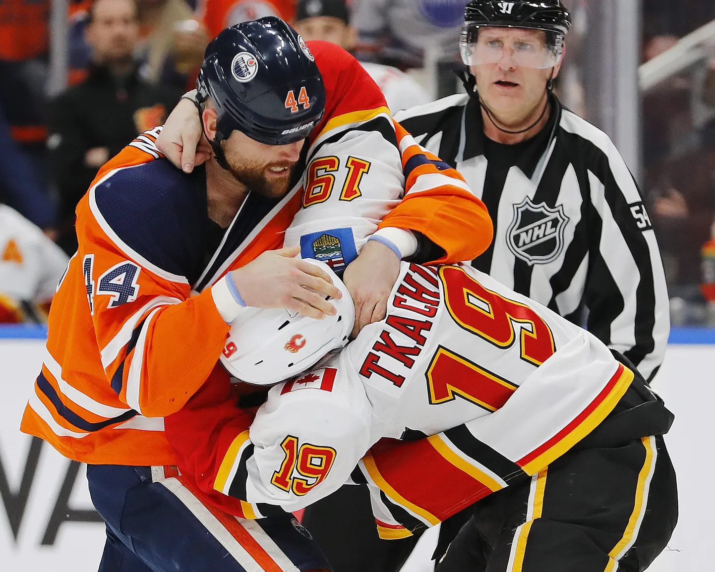 Edmonton Oilersi hokimängija Zack Kassian (44, vasakul) klobib Calgary Flamesi Matt Tkachuki (19).