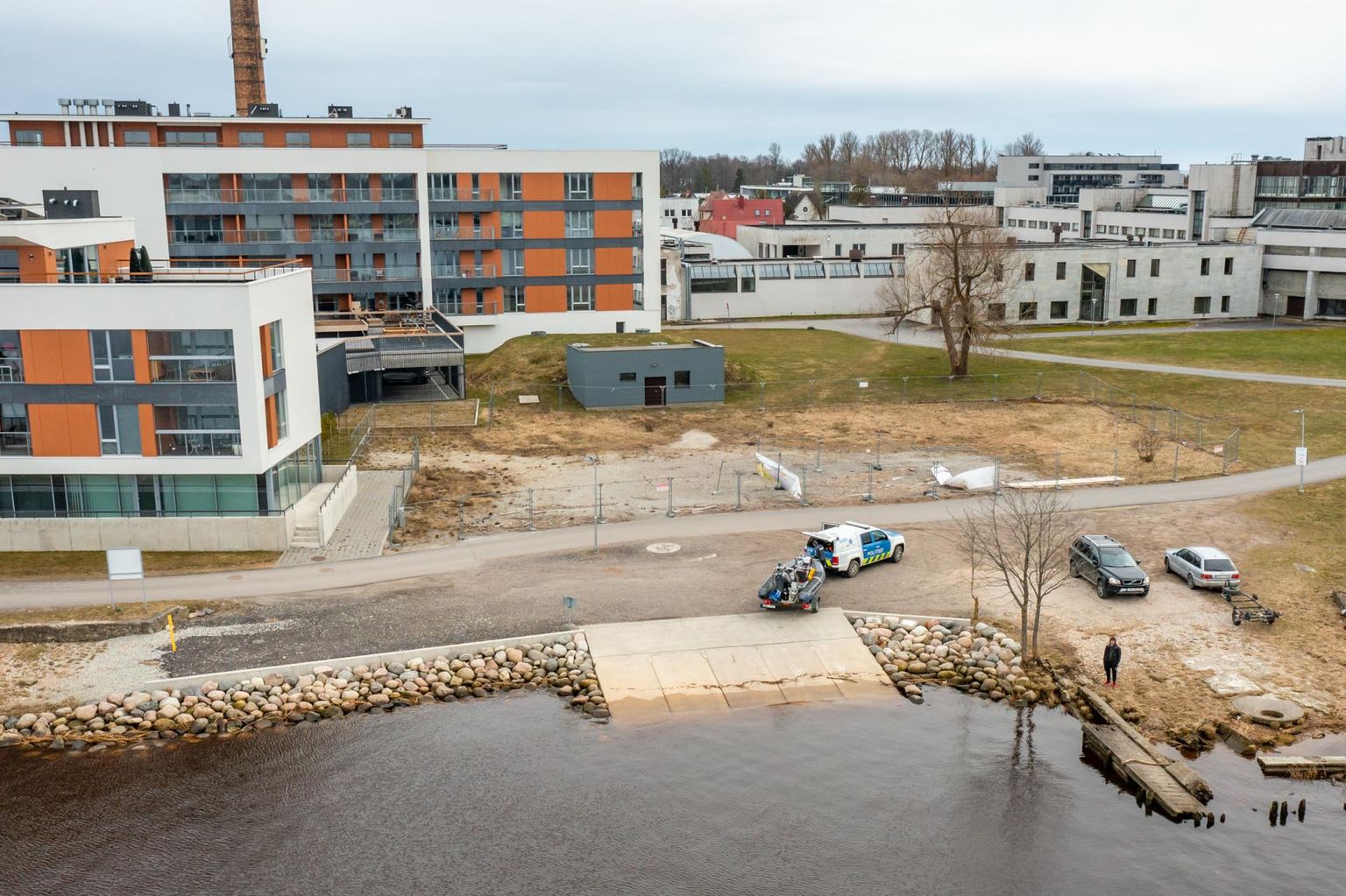 Vaidlus Pärnu Jahtklubi ja vasakkalda muuli vahele Lootsi 10 kinnistule kavandatava ehitise teemal jõudis poliitilisele tasandile.