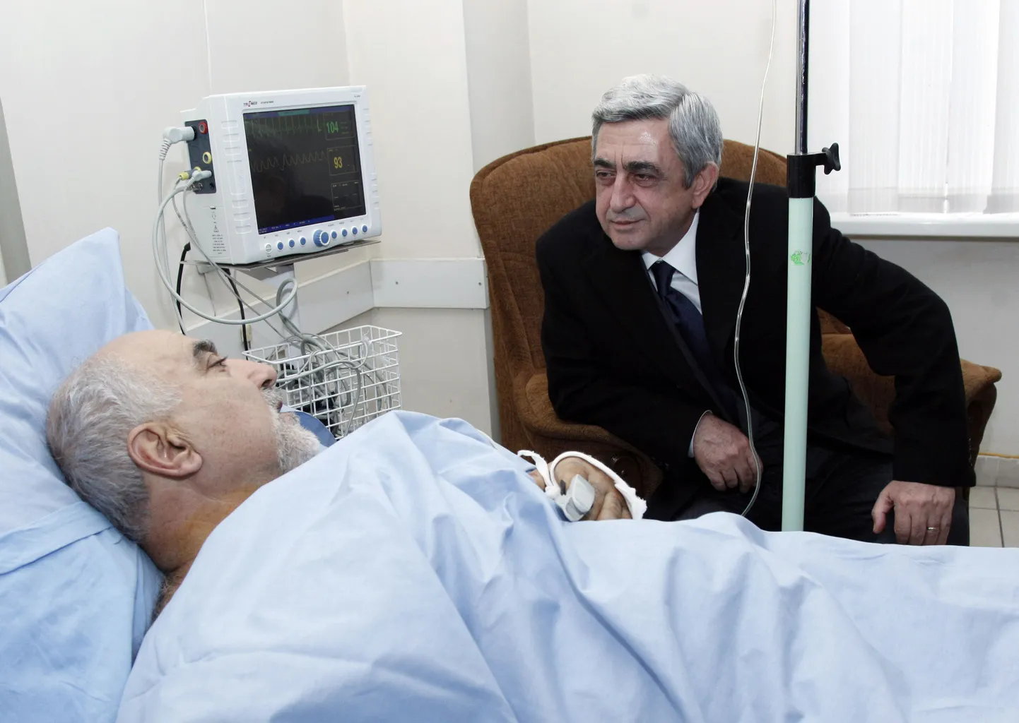 Haiglavoodis lebavat Paruir Hairikjani on tulnud vaatama Armeenia president Serž Sargsjan.