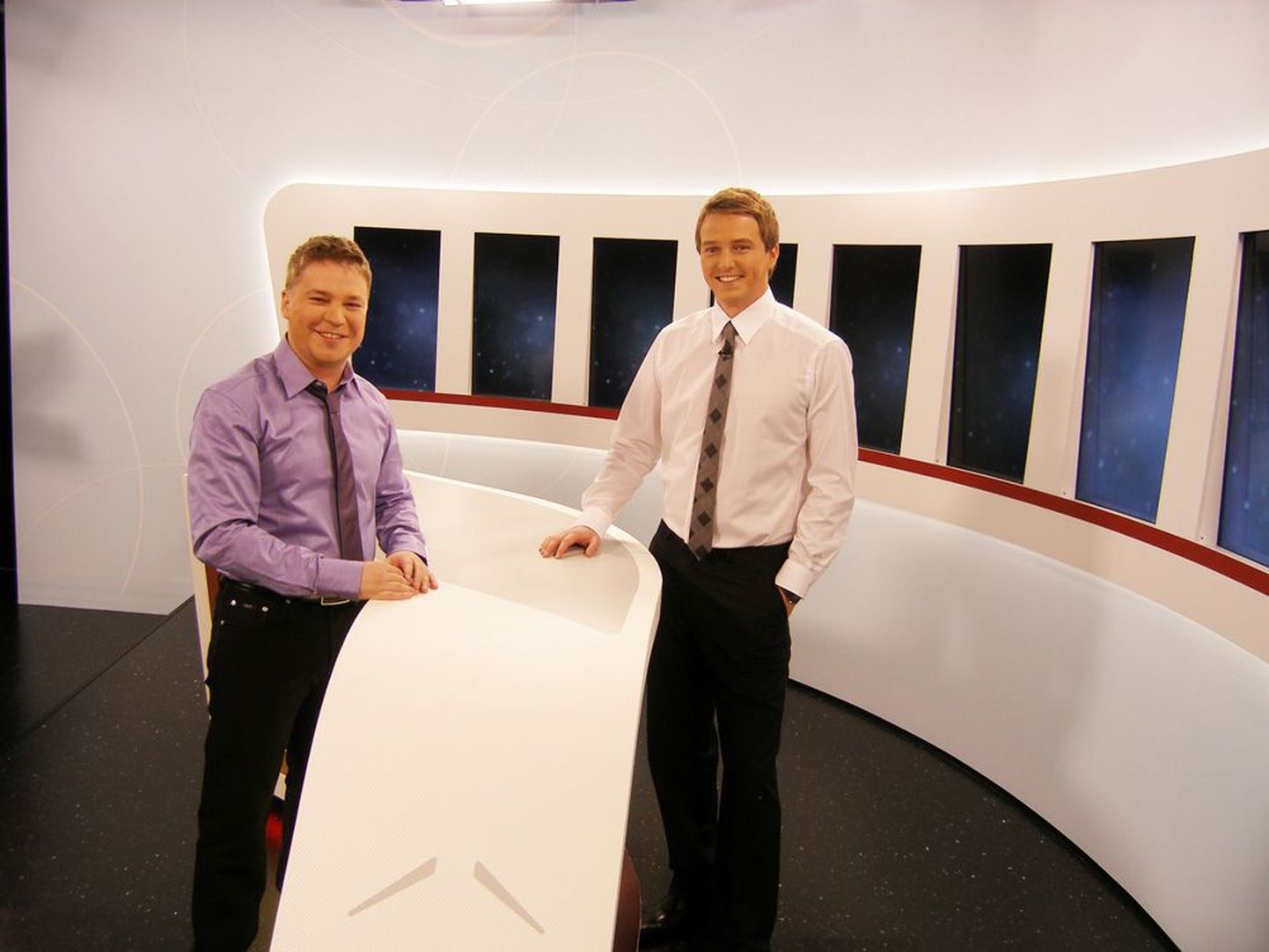 Ilmateadustaja Erkki Sarapuu (vasakul) ja uudisteankur Marek Lindmaa TV 3 uues ulmelises stuudios.