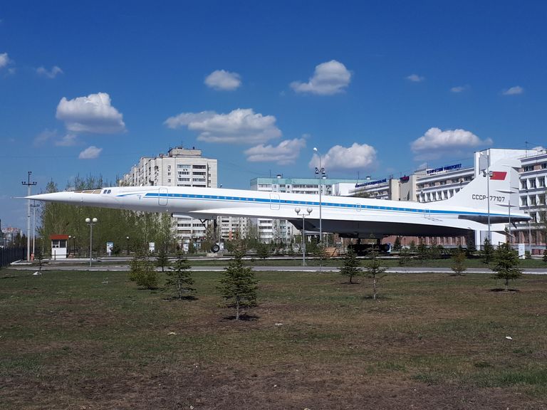 Lennuk Tu-144 Kaasani Tehnikaülikooli õuel.