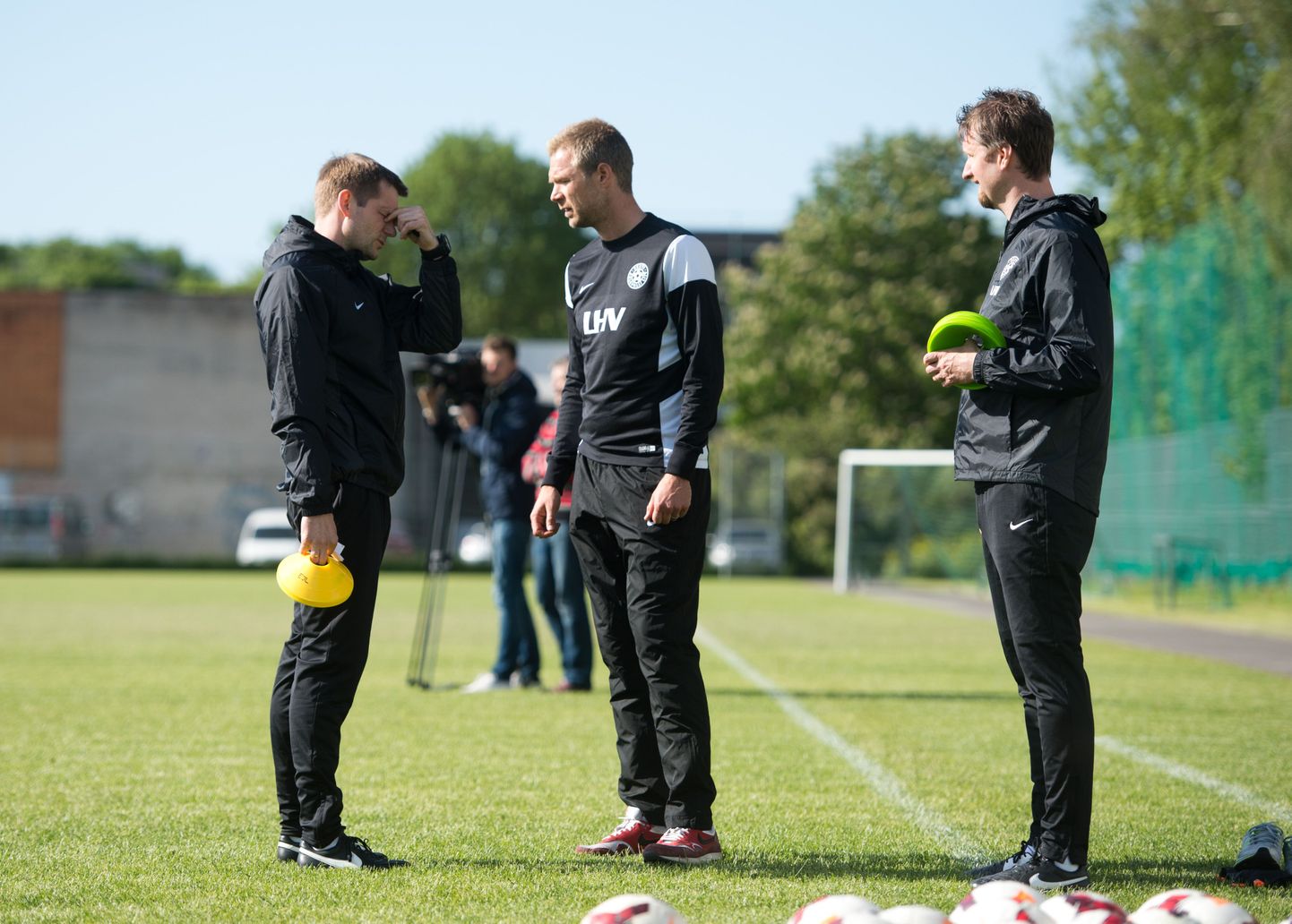 Jalgpallikoondise treenerid Janno Kivisild (vasakult), Magnus Pehrsson ja Jesper Norberg peavad oma ideed ja mängustiili viima ka noortekoondistesse.