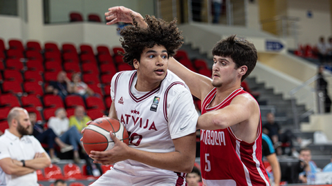 Latvijas U-16 basketbolisti ar +52 uzveic mājiniekus un iekļūst EČ ceturtdaļfinālā