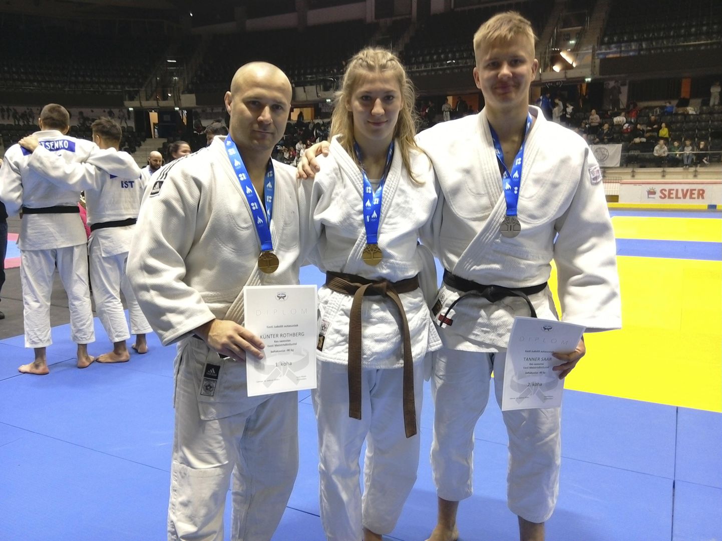 Eesti täiskasvanute meistriks tulnud Künter Rothberg (vasakul) ja Kristel Naelso ning hõbemedali pälvinud Tanner Saar on kõik Viljandist sirgunud judokad.