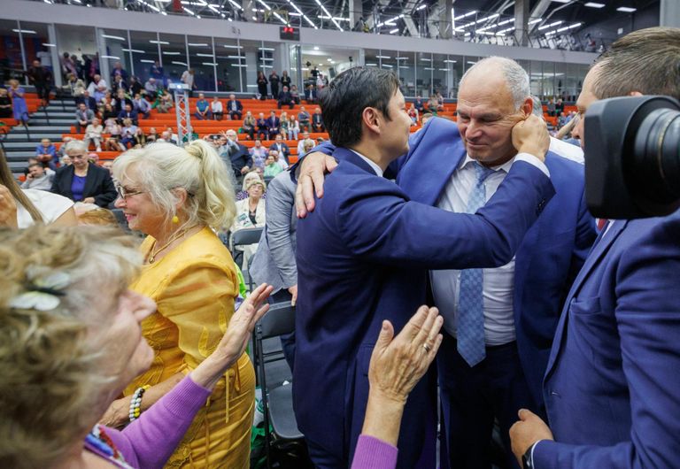 После избрания лидера Центристской партии Яан Тоотс (справа) поздравил с победой Михаила Кылварта.
 