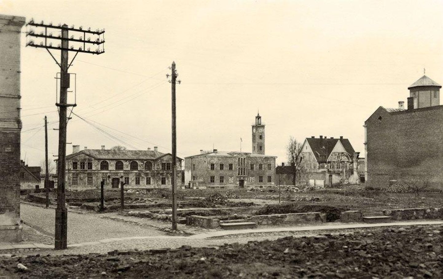 Kuigi 1944. aasta kahjutuli oli säästnud raekoda, nägi Viljandi isegi mitu aastat pärast suurpõlengut välja nagu kummituslinn.