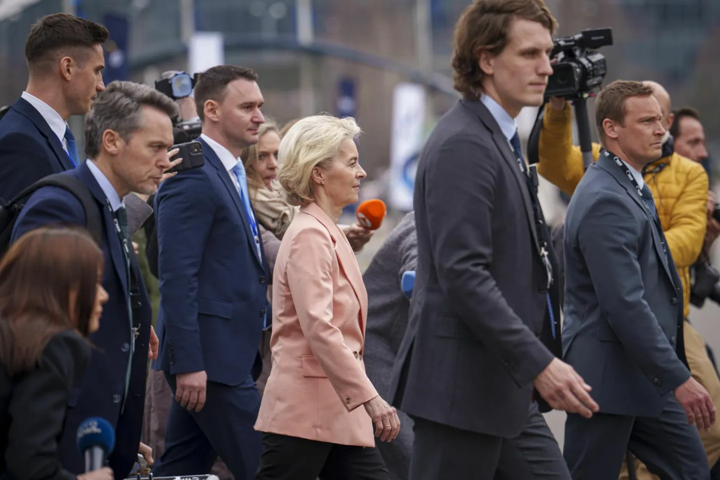Ursula von der Leyen polnud tosin aastat tagasi Bukarestis peetud Euroopa Rahvapartei kongressi ajal veel pildil, eile aga saabus Rumeenia pealinna ürituse staarina.