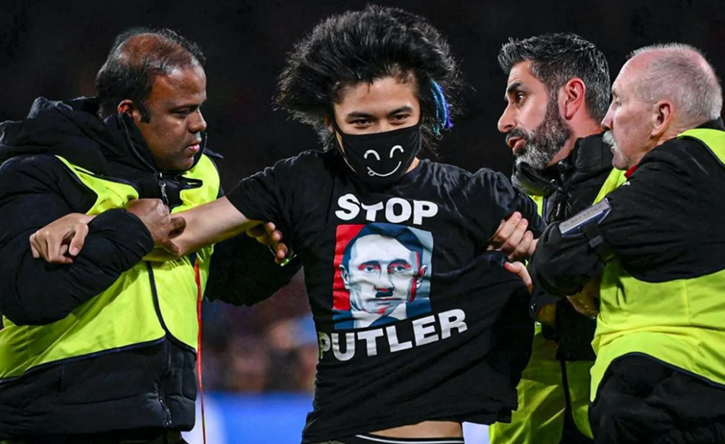 Протестующий, сорвавший финал чемпионата мира по футболу среди женщин, был одета в футболку, которая говорит тысячу слов.