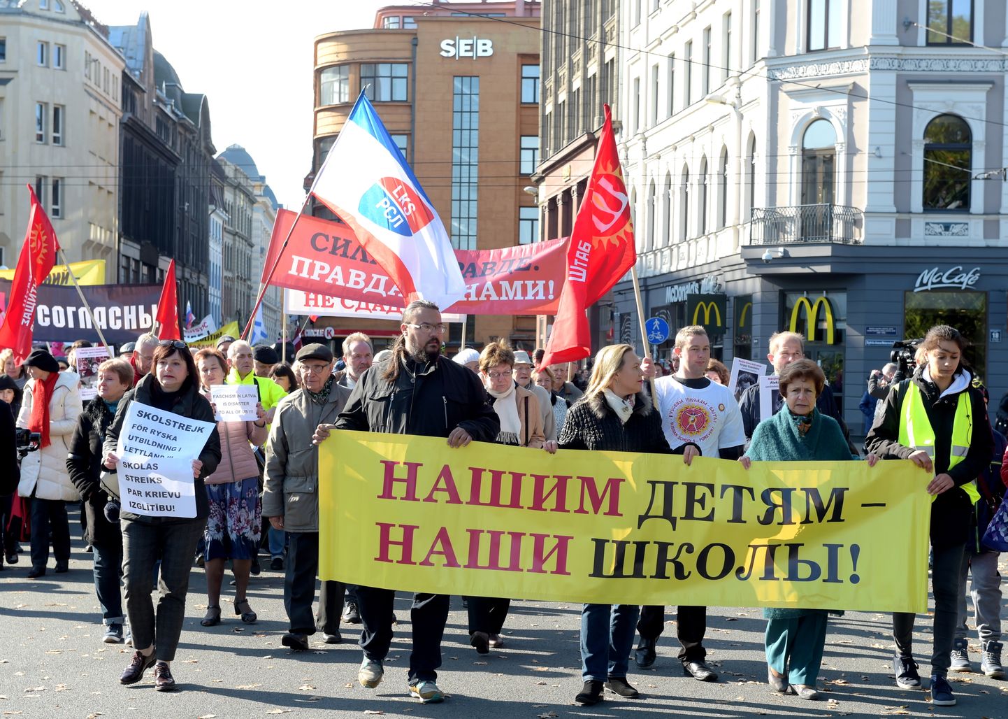 Cilvēki piedalās Latvijas Krievu savienības organizētajā protesta akcijā, kuras mērķis ir aizstāvēt izglītību krievu valodā Latvijā.