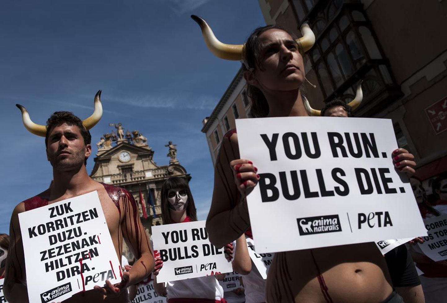 «Teie jooksete, härjad surevad» kuulutasid Pamplonas härja­jook­sude vastu meelt avaldanud protestijate loosungid.