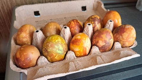 Bez sīpolu mizu novārījuma un sagrieztām zeķbiksēm: izcili skaistas olas ar minimālu piepūli