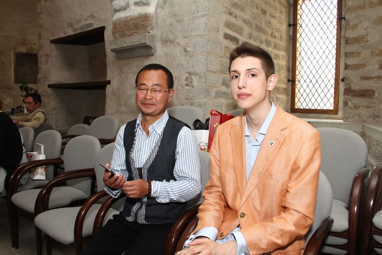 Серебряный призер олимпиады по китайскому языку Александр Бойцов и его преподаватель Ма Шаджан.