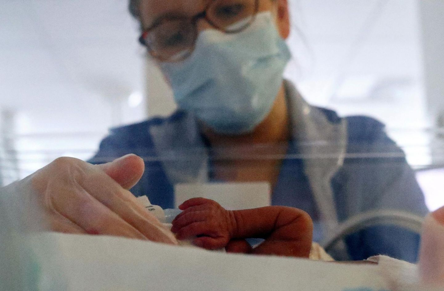 Meditsiinitöötaja hoolitseb enneaegu sündinud lapse eest.