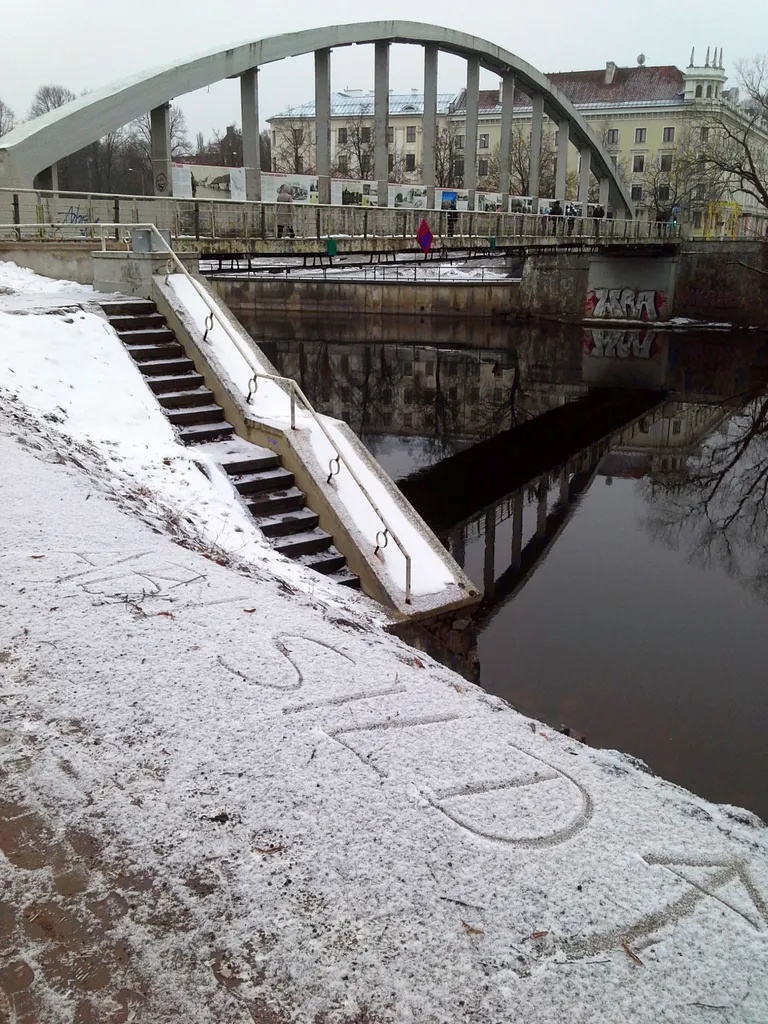 Tundmatu lumele kirjutaja palub sillaremondi ajaks abisilda.