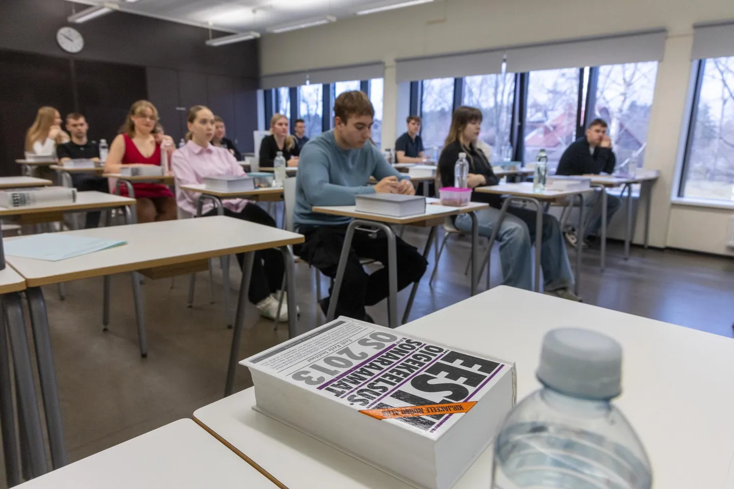 Eesti keele riigieksami sooritamiseks oli aega kuus tundi, kuid kui neli tundi oli kirjutatud, oli Viljandi gümnaasiumis juba liikumist näha. Esimesed eksamisooritajad kõnelesid, et olid valinud teemasid haridusest ja digimaailmast.