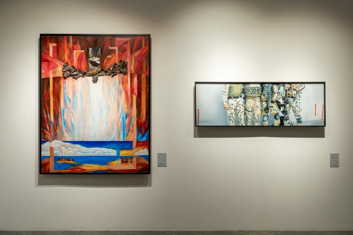 Vasakul Jüri Arrak «Ikaros», assamblaaž, õli lõuendil, 1969.
Paremal Maarit Murka «Positsioon 8», õli lõuendil, 2014.