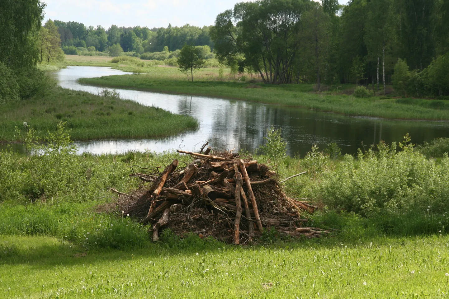Jaanipeo plats Võnnu vallas Lääniste linnamäel Ahja jõe kaldal.