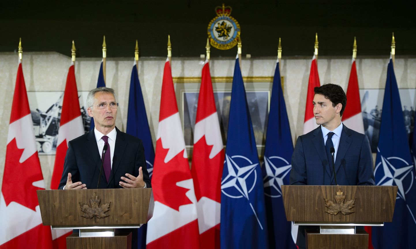 NATO peasekretär Jens Stoltenberg (vasakul) esmaspäeval Kanada Ontario osariigis Petawana õhuväebaasis ühisel pressikonverentsil Kanada peaministri Justin Trudeau'ga.