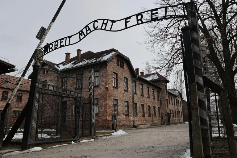 Ворота лагеря Аушвиц с надписью Arbeit Macht Frei.