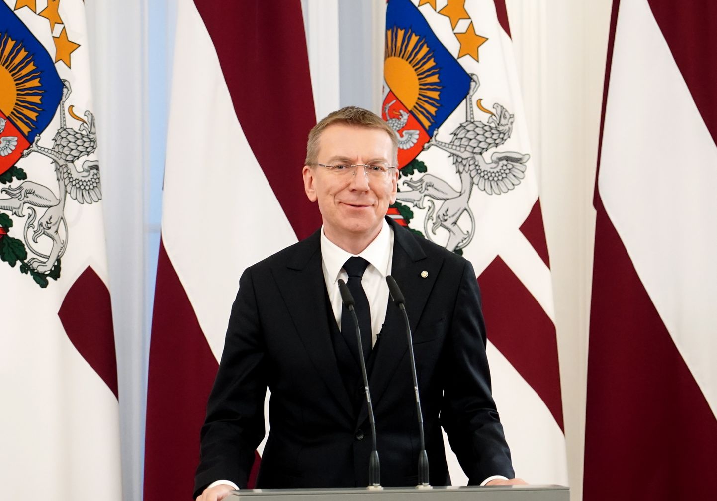 Valsts prezidents Edgars Rinkēvičs piedalās svinīgajā Triju Zvaigžņu ordeņu pasniegšanas ceremonijā Latvijas valsts proklamēšanas 105. gadadienā Rīgas pilī.