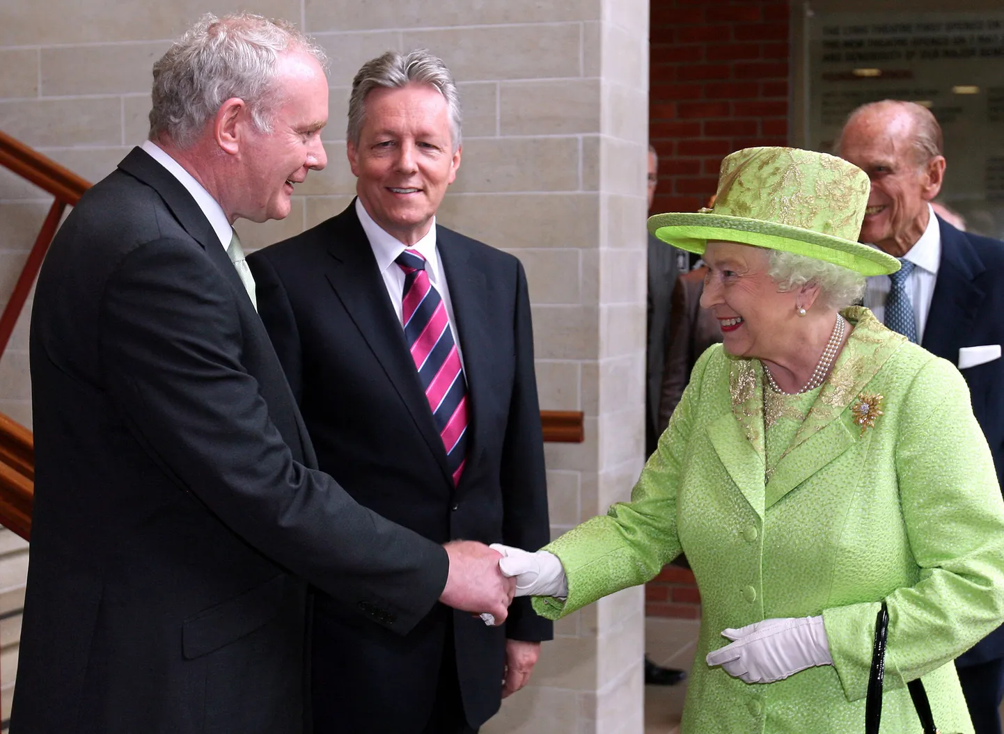 Kuninganna Elizabeth II surub kätt Martin McGuinnessiga.