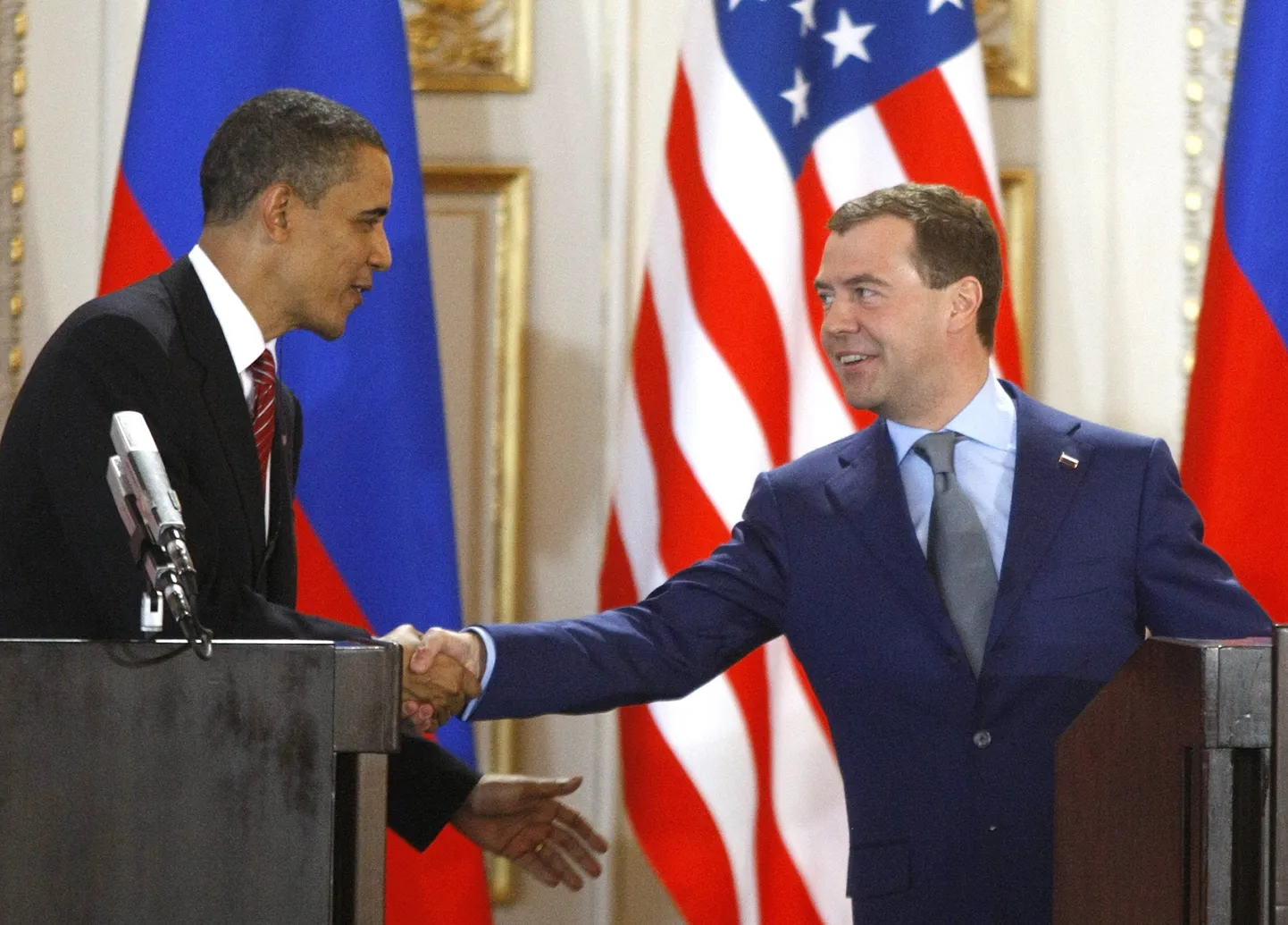 Barack Obama (vasakul) ja Dmitri Medvedev 8. aprillil Prahas.