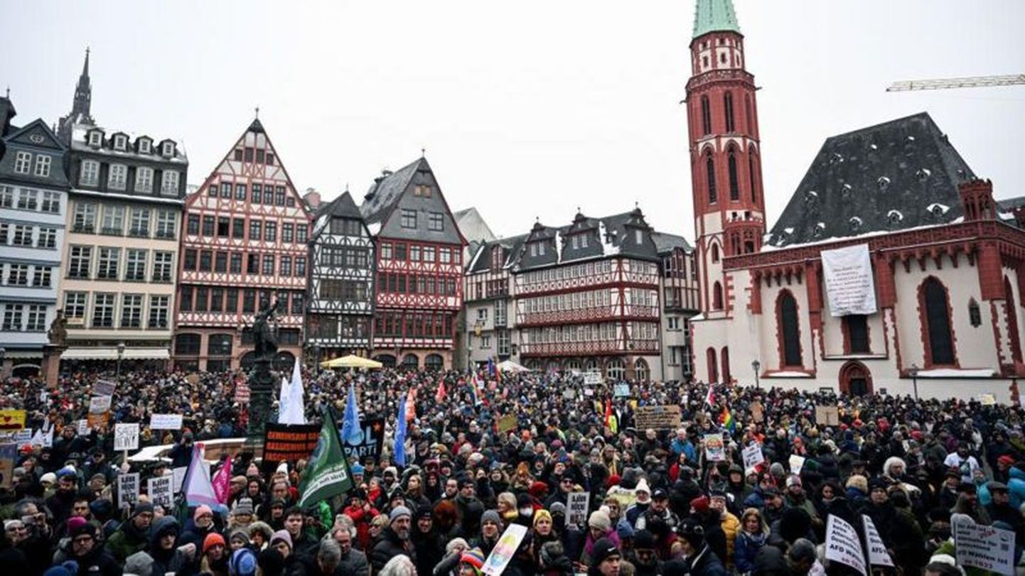 В субботу множество людей собрались во Франкфурте-на-Майне на демонстрации против расизма и ультраправых настроений