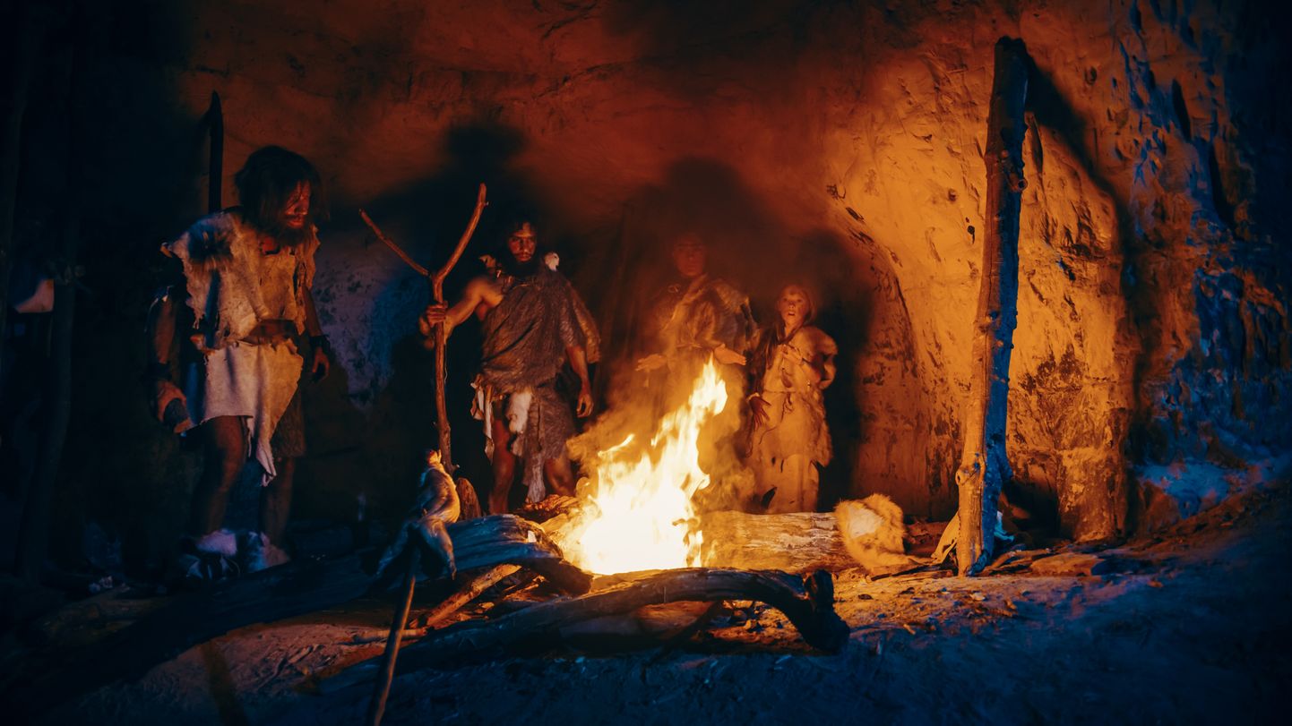 Kiviaja elu imiteerijad koopas lõkke ümber. Pilt on illustreeriv