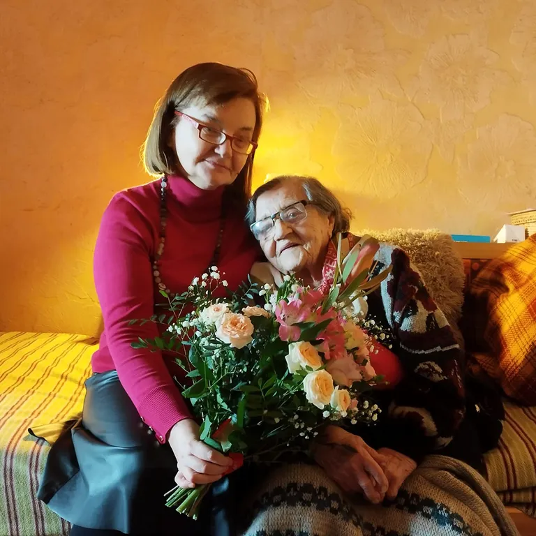 Simtgadniece Ausma Lediņa ar mazmeitu.