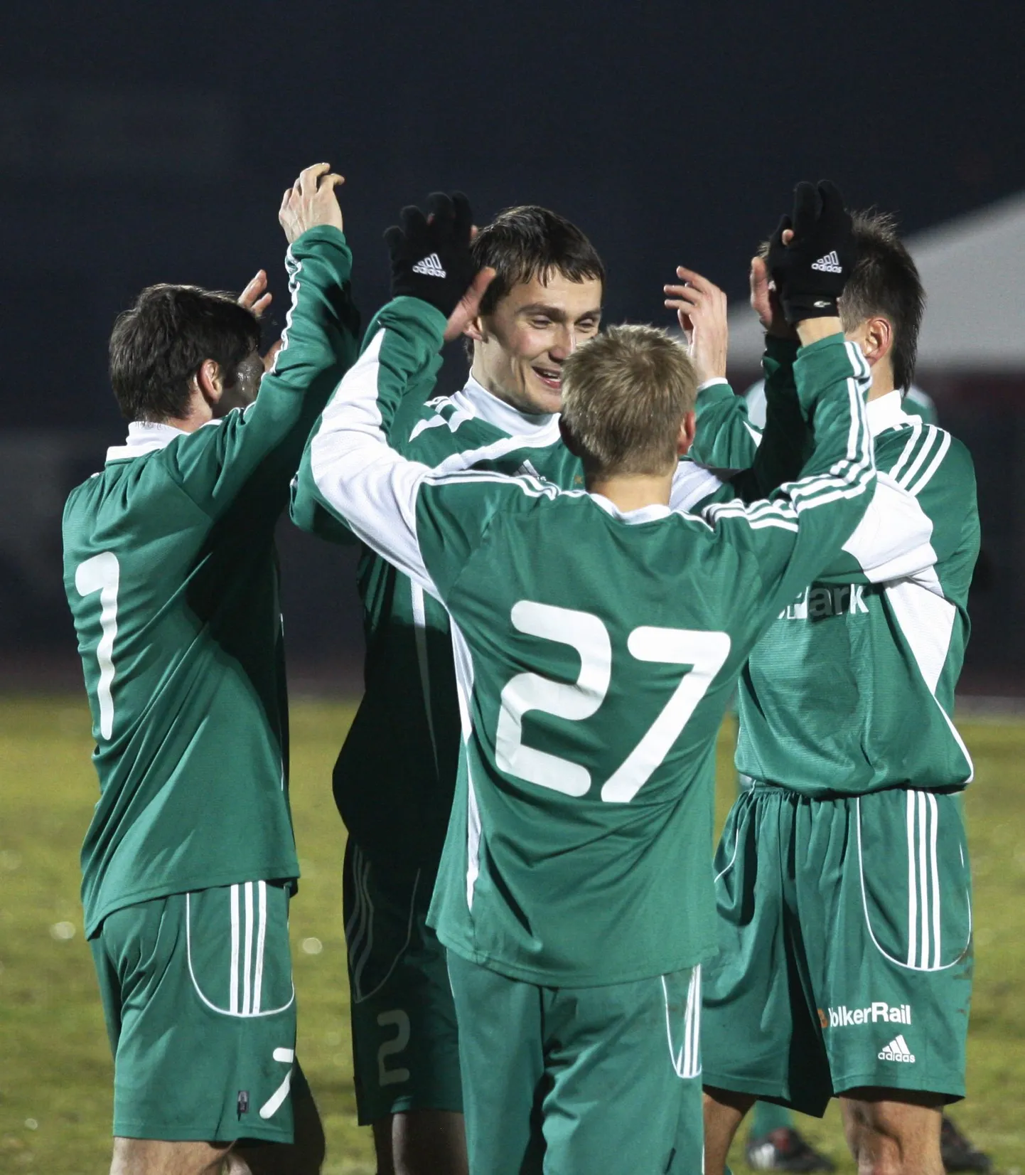 Levadia mängijad üksteist õnnitlemas.