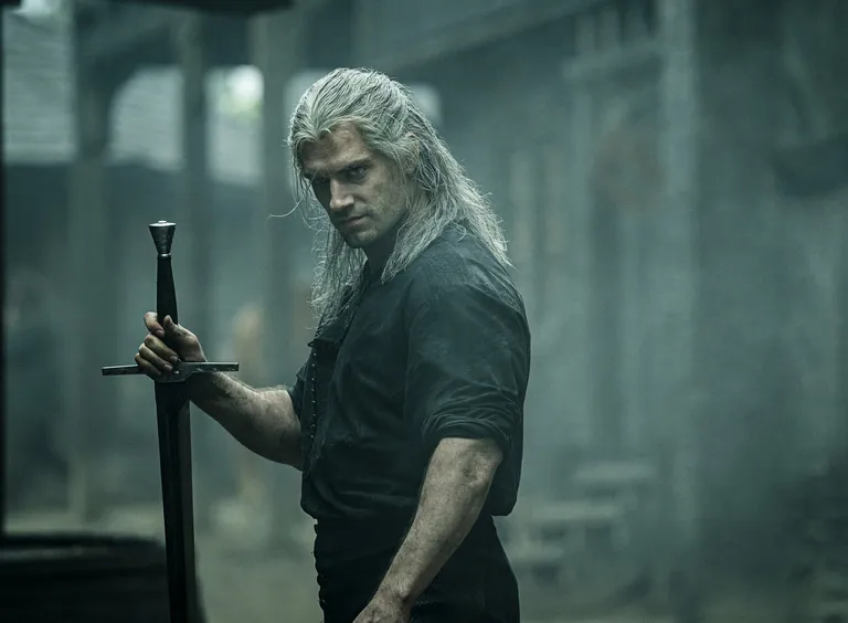 Musklimees Henry Cavill nõidur Geraltina Netflixi hittsarjas «The Witcher». Neljandast hooajast kehastab Geraltit Liam Hemsworth