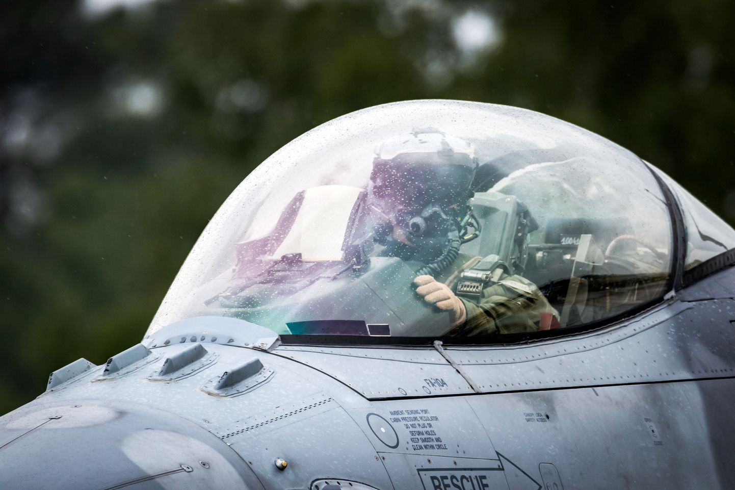 Пилот в самолете F-16. Иллюстративное фото