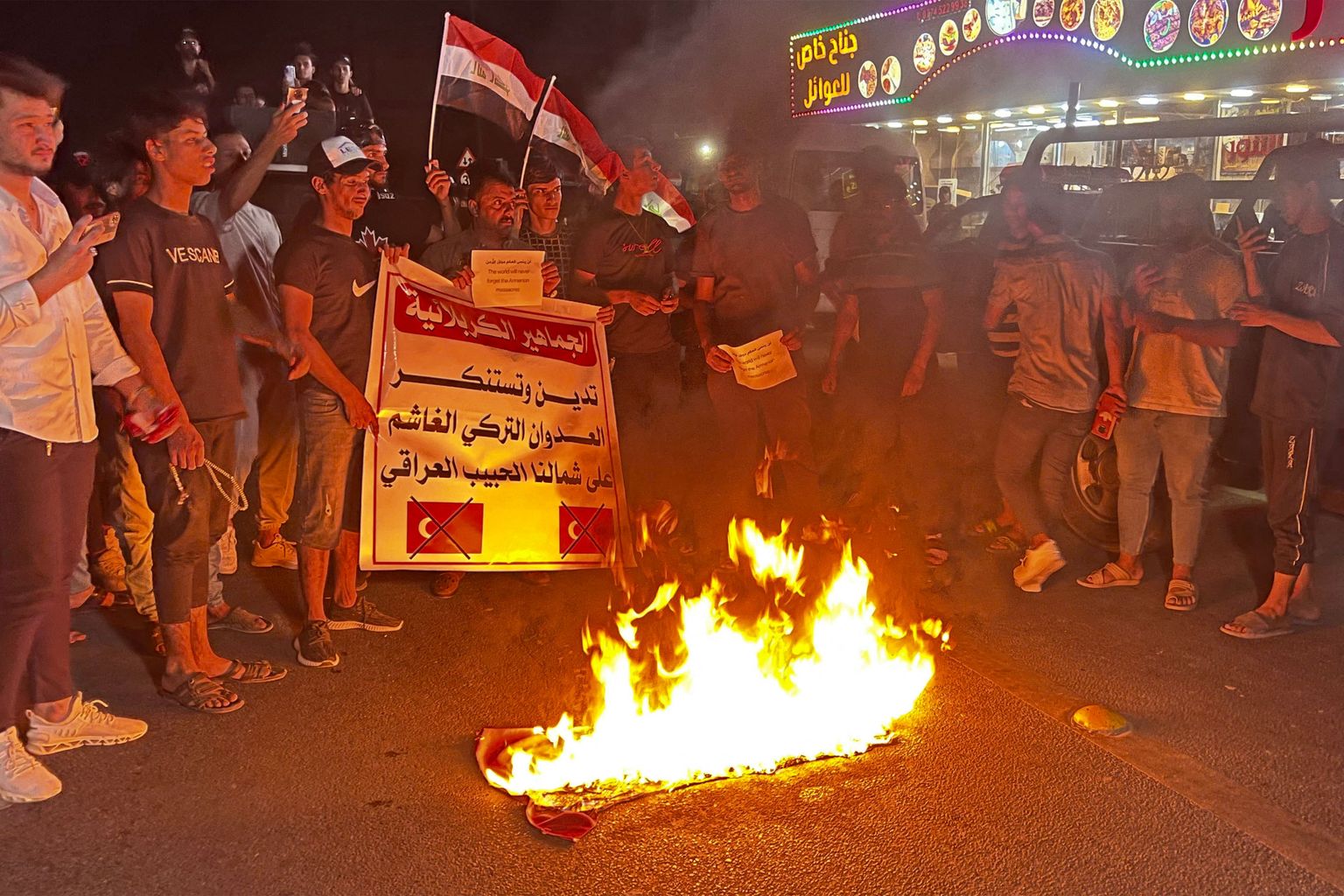 Iraaklased protestivad Türgi Iraagi Kurdistani pealetungi vastu Türgi saatkonna ees Türgi lippe põletades.