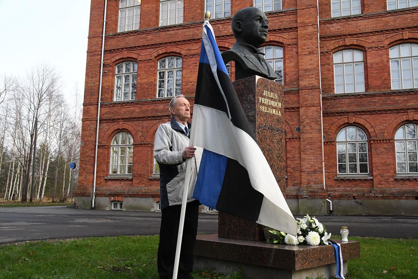 Sindi gümnaasium korraldab tseremooniaväljakul tervele kooliperele ajalootunni, millega tähistatakse 100 aasta möödumist Tartu rahulepingu läbirääkimiste algusest.