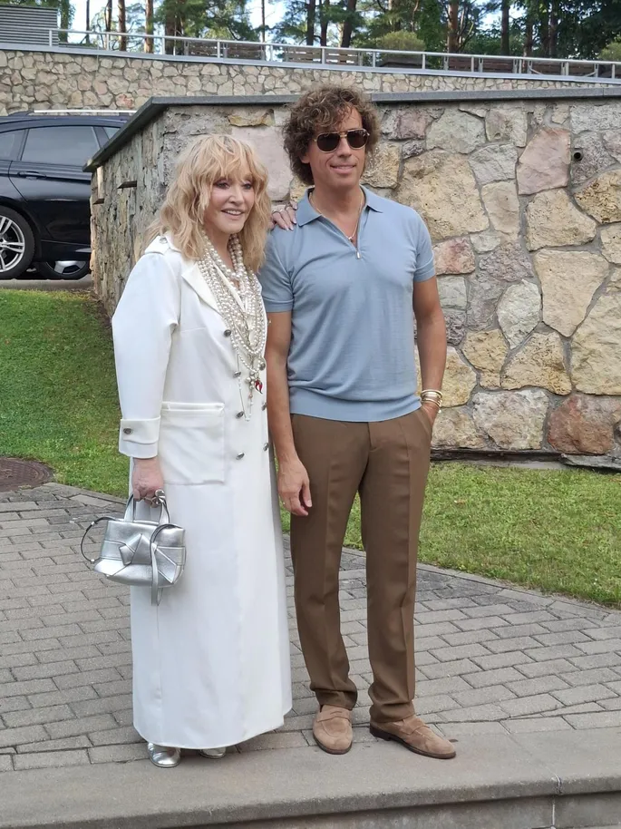 ВИДЕО, ФОТО ⟩ Зал в Юрмале аплодисментами встретил Пугачеву и Галкина