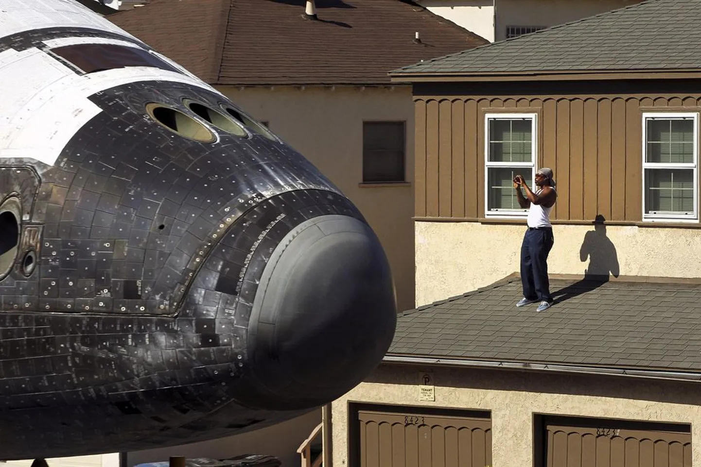 USA kosmosesüstiku Endeavour viimane reis viis teeneka lennumasina tuhandete inimeste pilkude saatel läbi Los Angelese linna.