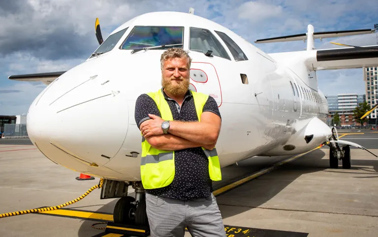 NyxAiri juht Jaanus Oja­mets ATR 42-500 taustal.