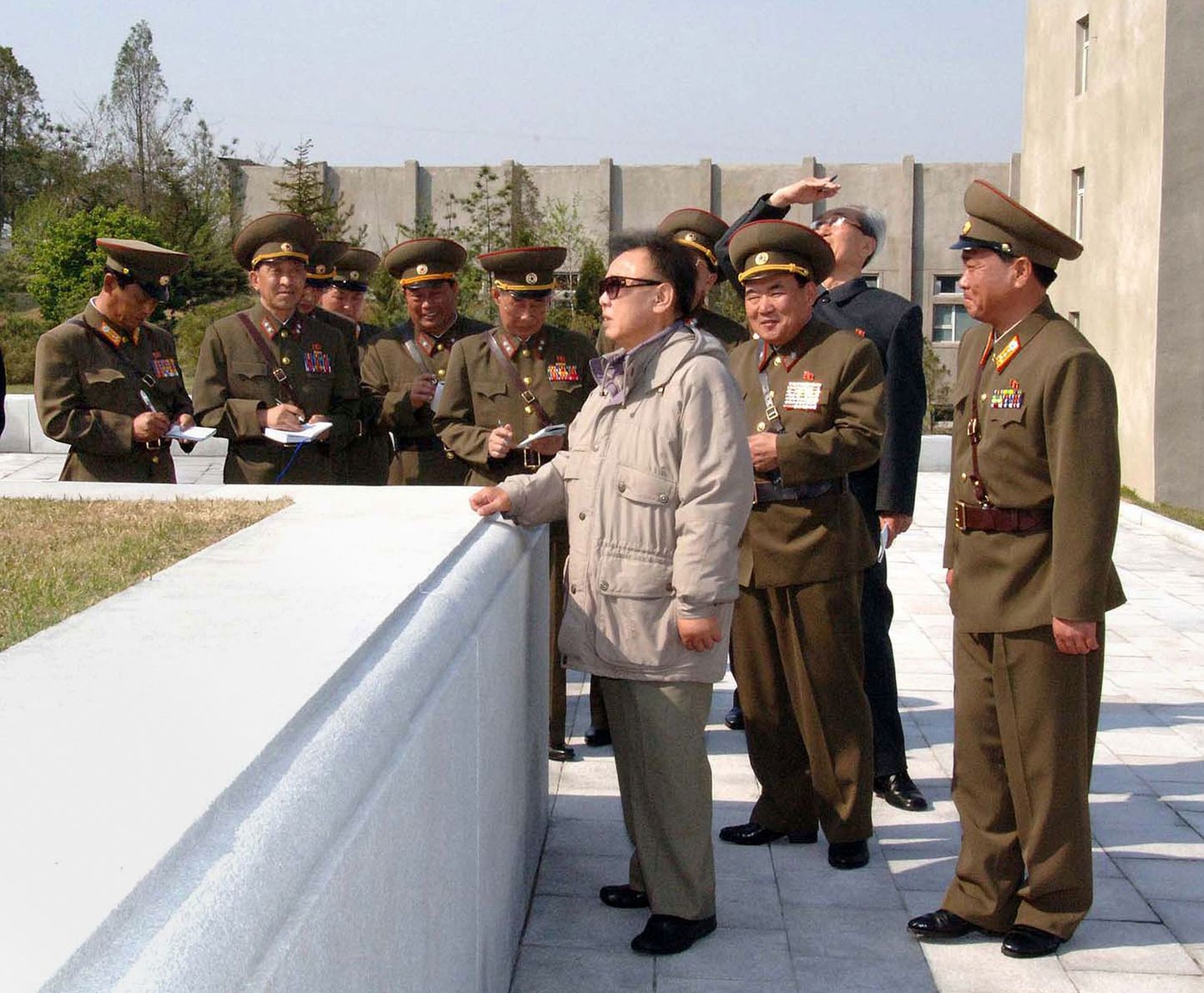 Sel eile avaldatud fotol näeme Põhja-Korea presidenti Kim Jong-Ili (heledas) teadmata kuupäeval tutvumas Korea rahvaülikooli armeeüksusega.