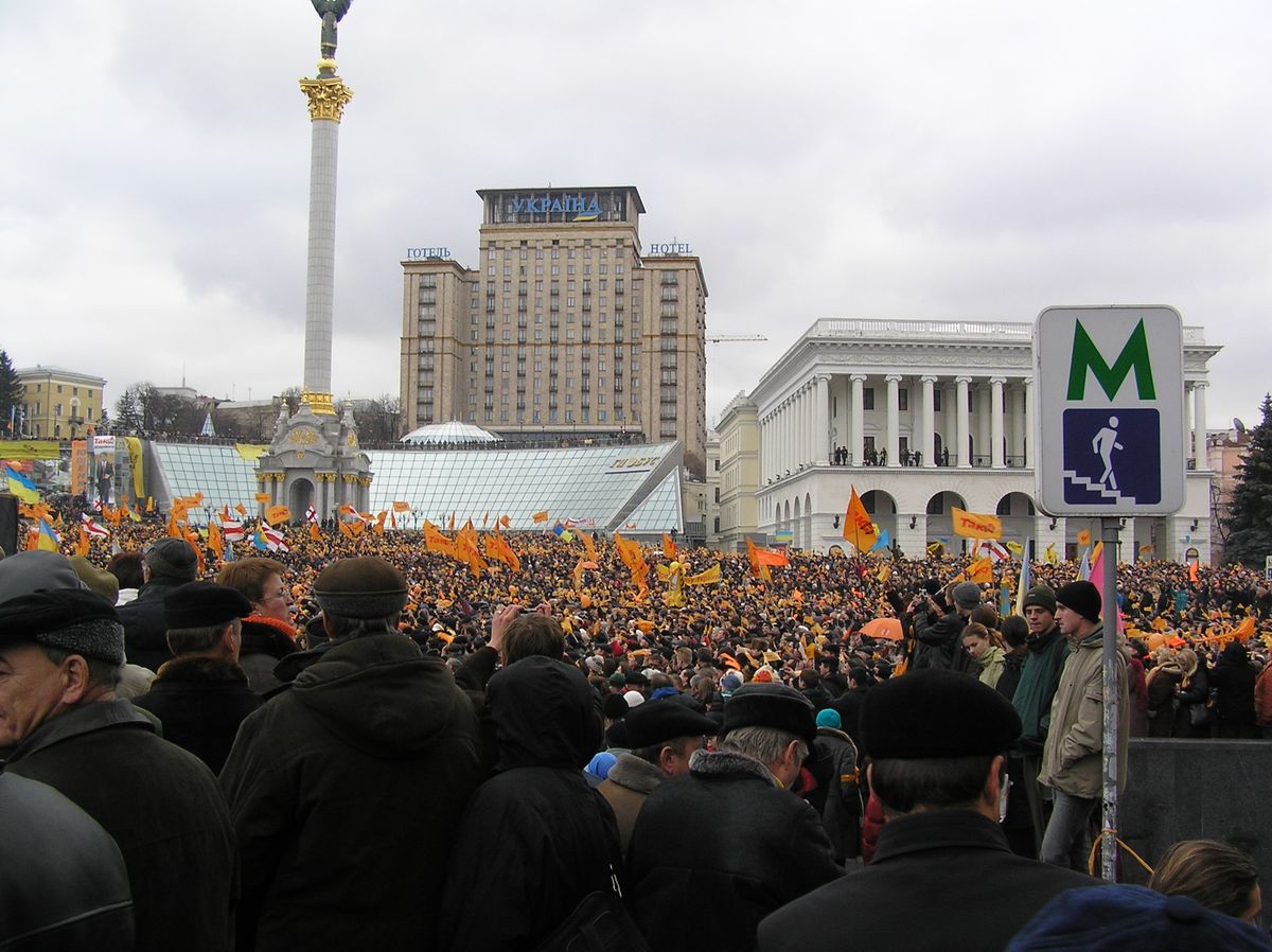 2004. aasta oranži revolutsiooni esimese päeva hommik. Kiievi keskväljakule on Viktor Juštšenko toetuseks kogunenud kümned tuhanded inimesed.