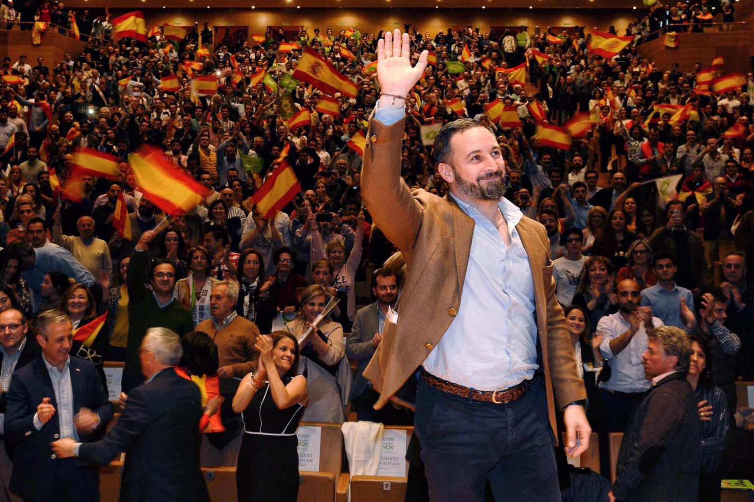 Santiago Abascal, paremäärmusliku Voxi esinumber ja kandidaat peaministri kohale partei kampaaniaüritusel. 
