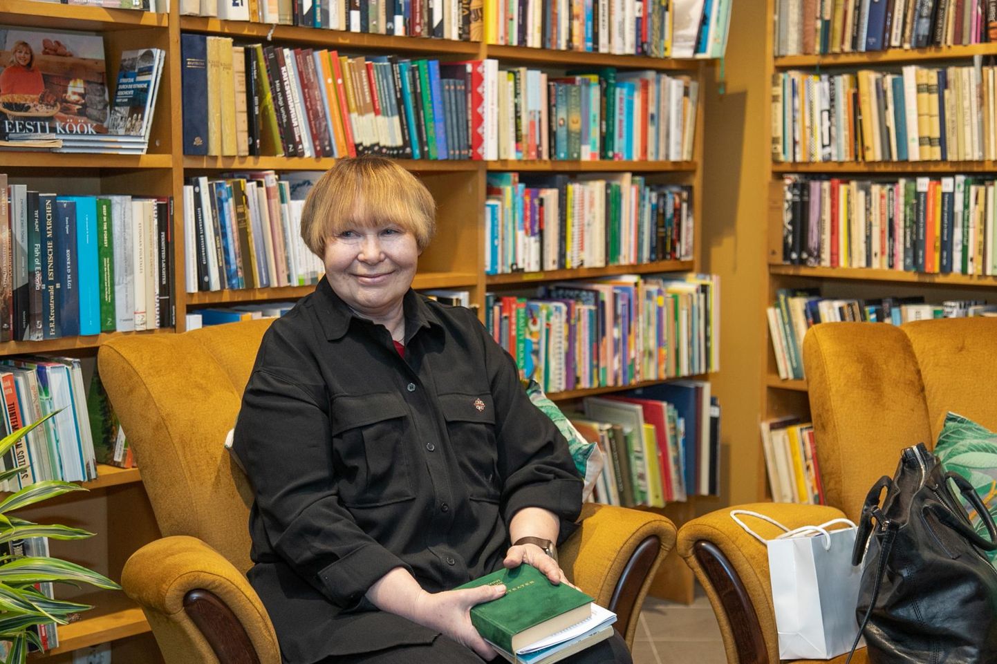 Viivi Luik kohtus mullu detsembris Viljandis Raamatukoi ruumides lugejatega.