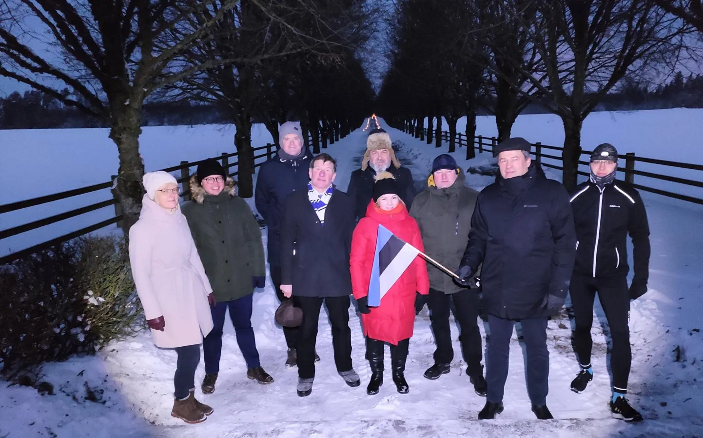 Täna kell 7.15 süütasid Viljandi vallavalitsuse töötajad küünlad kindral Johan Laidoneri sünnikohas.
