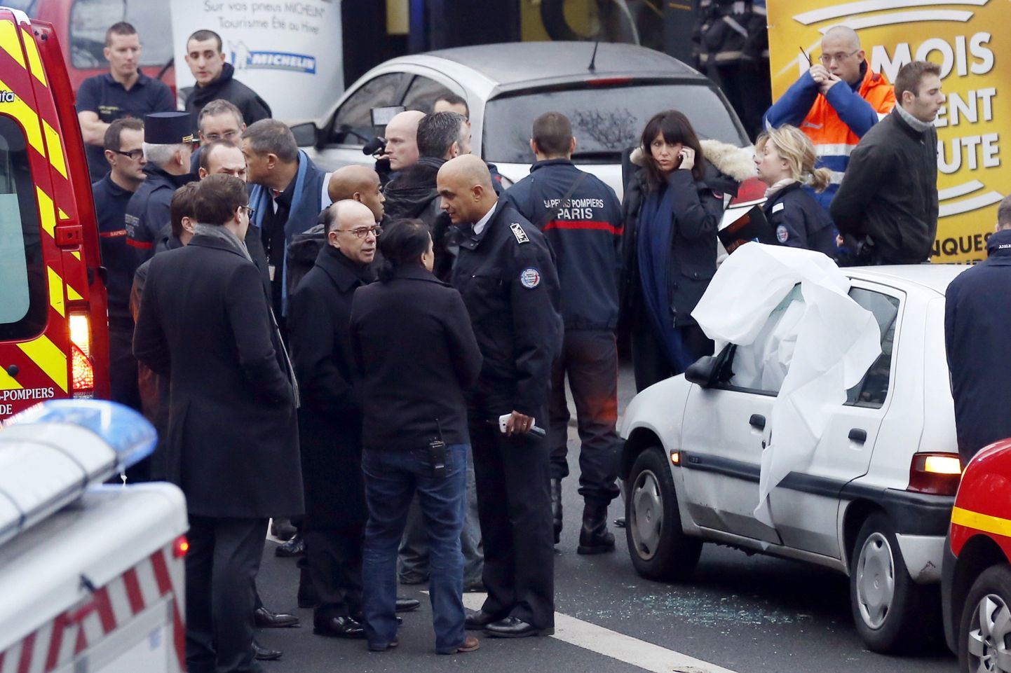 Siseminister Bernard Cazeneuve saabus paika, kus täna hommikul politseinike pihta tuli avati.
