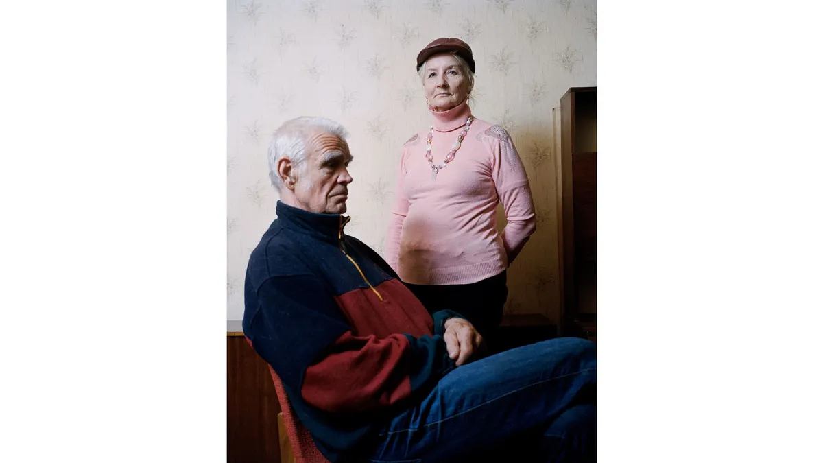 «Ma ise ei laula, aga laulupidudel olen käinud alates 1960ndatest,» ütleb pensionär Heino Telliskivi. «Siis toimusid need peod punavõimu kontrolli all ja keegi ei osanud arvata, et kunagi saame vabaks. Minu esimene mälestus pärineb ajast, kui olin kolmeaastane – mu isale tuldi järele ja ta viidi Siberisse. Nüüd pole enam vaja karta, meie kaitseks on Eestis NATO väed.»