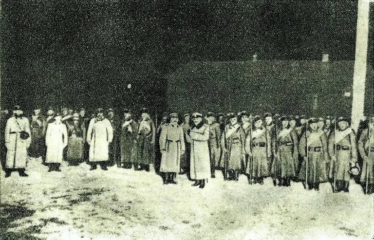 Soldatid Peterburi Narva Triumfivarava juures 9. jaanuaril 1905.