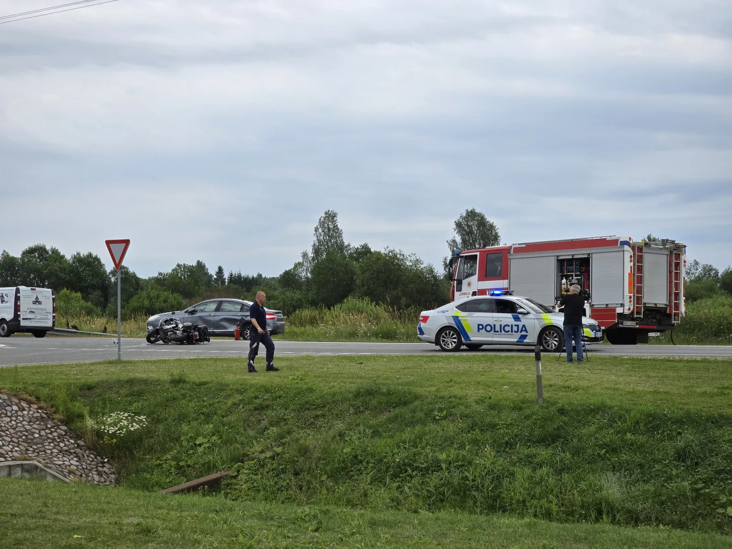 Avārijā uz Ventspils šosejas gājis bojā motociklists; abos virzienos bloķēta satiksme